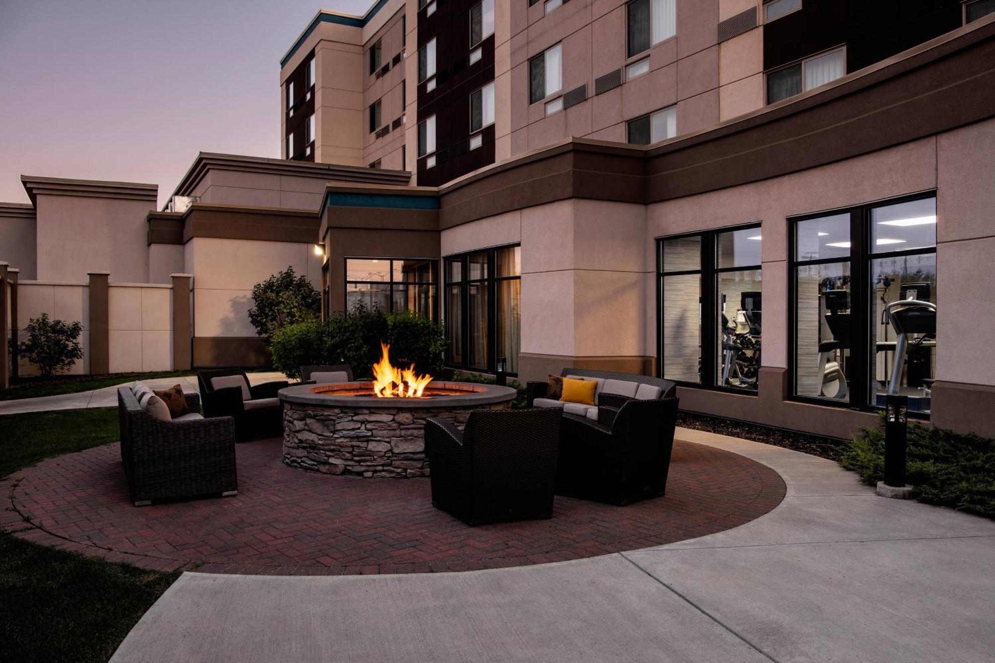 Courtyard By Marriott Edmonton West Ξενοδοχείο Εξωτερικό φωτογραφία
